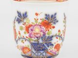 un gros plan d'une tasse ornée d'un motif floral