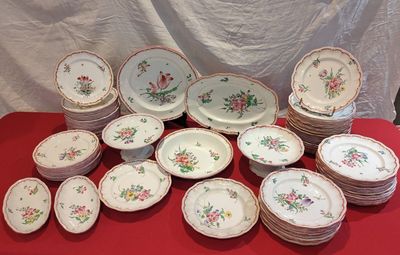 de nombreuses assiettes et bols posés sur une nappe rouge
