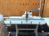 une photo d'une machine à coudre posée sur une table