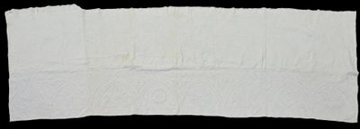 un gros plan sur une feuille de papier blanc sur fond noir
