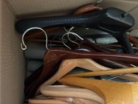 1 carton de cintres et trois housses (photo 4)