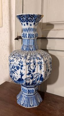 un vase bleu et blanc posé sur une table en bois