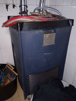 un réfrigérateur noir et bleu contenant tout un tas d'outils