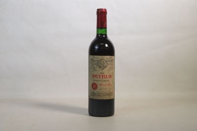 une bouteille de vin posée sur une table