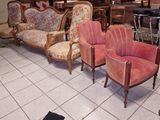 de nombreuses chaises et canapés disposés dans une pièce