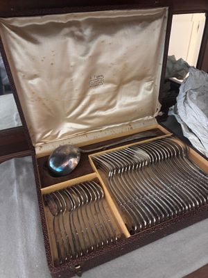 une boîte en bois contenant de l'argenterie sur une table