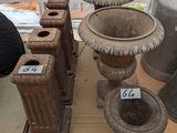 de nombreux vases posés sur une table, sur lesquels figurent des numéros