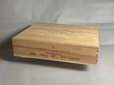 gros plan d'une boîte en bois portant une étiquette