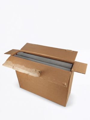 une boîte en carton munie d'une poignée, posée sur une surface blanche