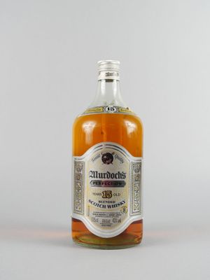 l'image d'une bouteille de whisky posée sur une surface blanche