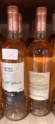des bouteilles de vin sont alignées sur une étagère dans un magasin