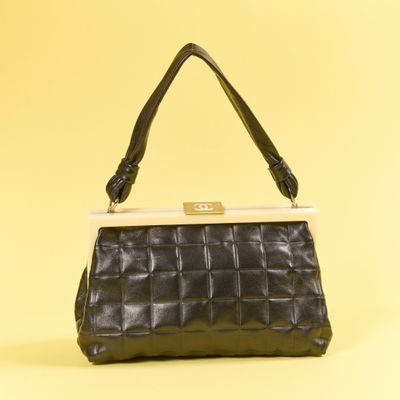 Sac à main Chanel en cuir matelassé noir avec finitions dorées