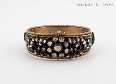 gros plan d'un bracelet sur une surface blanche