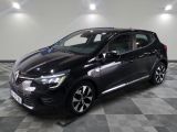 une voiture noire est garée sur le sol en damier d'un garage