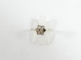 un gros plan d'une bague sertie de trois diamants