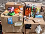 une pile de cartons posée par terre à côté d'un mur de briques