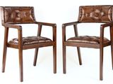 une paire de fauteuils en cuir marron avec des pieds et des accoudoirs en bois, sur fond blanc