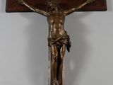 un vieux crucifix en bois surmonté d'un oiseau