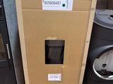 une boîte en carton posée sur une palette dans un entrepôt