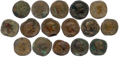 un ensemble de pièces de monnaie romaines antiques sur fond blanc