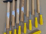 un grand nombre d'outils posés sur la table