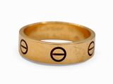 une image représentant une bague en or sur laquelle figure la lettre « e »