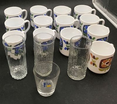un grand nombre de gobelets posés sur une table