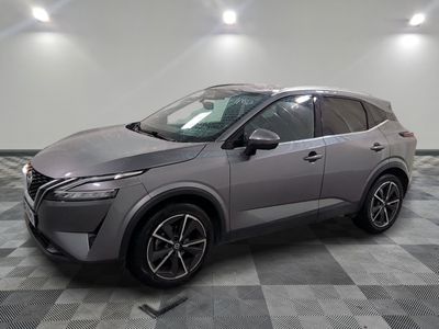 Une Nissan C-HR 2020 dans un showroom au sol à damier
