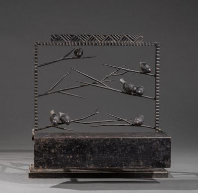 une sculpture métallique représentant des oiseaux perchés sur une branche d'arbre
