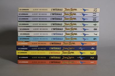cinq livres empilés sur une table