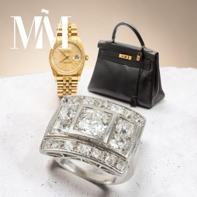 une image représentant un sac à main de femme et une montre posés sur une table