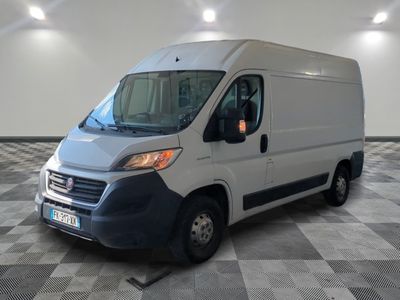 la camionnette blanche est garée sur le sol en damier d'une pièce