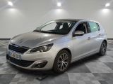 la voiture argentée est garée sur un sol en damier dans le garage
