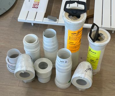 de nombreux types de tuyaux de plomberie sur la table