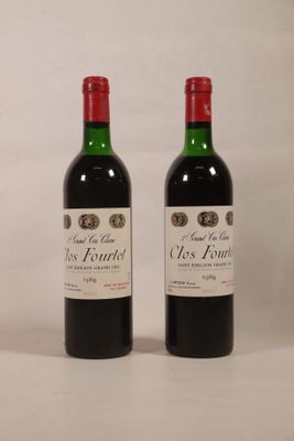 deux bouteilles de vin posées l'une à côté de l'autre sur une table