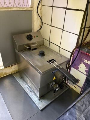 une photo d'une cuisine avec une cuisinière
