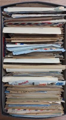une boîte remplie de journaux posée sur une table
