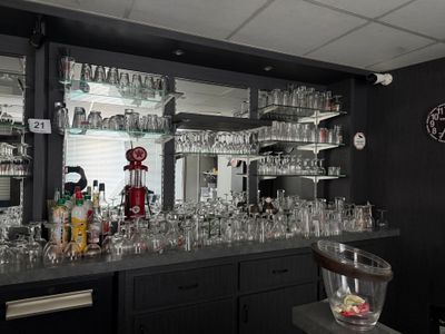 un bar sur lequel sont posés de nombreux verres à vin