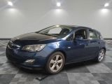 la photo d'une voiture bleue garée dans un garage