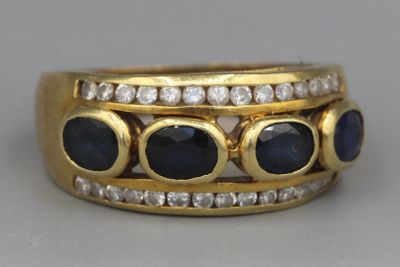 une photo d'une bague en or sertie de saphirs et de diamants
