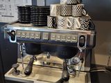 une machine à café posée sur une table