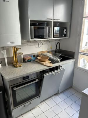 une cuisine équipée d'une cuisinière, d'un micro-ondes et d'un lave-vaisselle