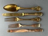 cinq types différents d'arts de la table, notamment des fourchettes, des cuillères et des couteaux