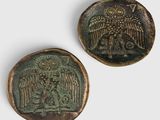 deux boutons en bronze représentant un hibou et un arbre