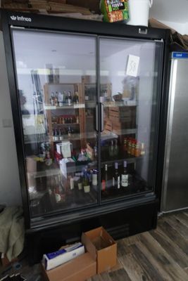 un réfrigérateur qui contient beaucoup de bouteilles