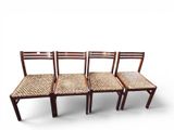 trois chaises en bois avec des assises tressées, sur fond blanc