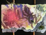 une photo d'une œuvre d'art accrochée à une corde à linge