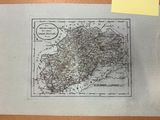 une vieille carte dessinée sur un bout de papier, avec un post-it accroché dessus
