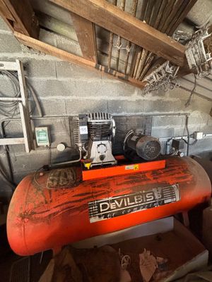 un bateau rouge qui se trouve dans un garage