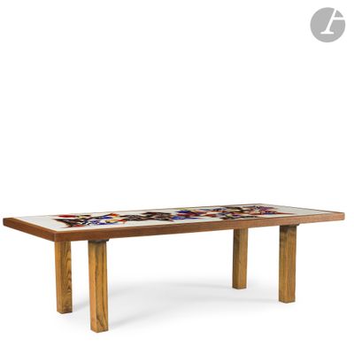 une image représentant une table en bois ornée d'un motif en mosaïque